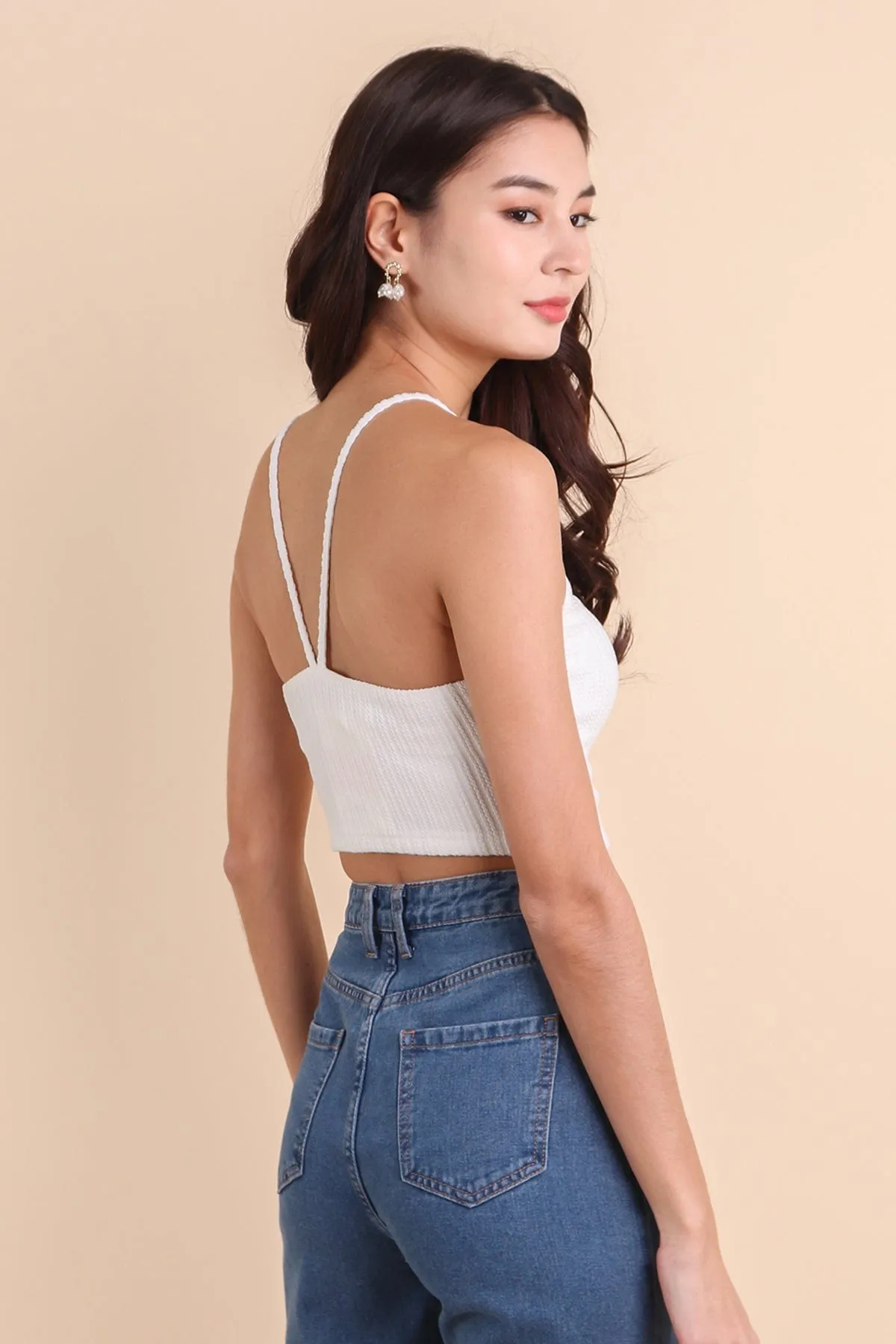 HESTELLE WEAVED KNIT HALTER TOP IN WHITE