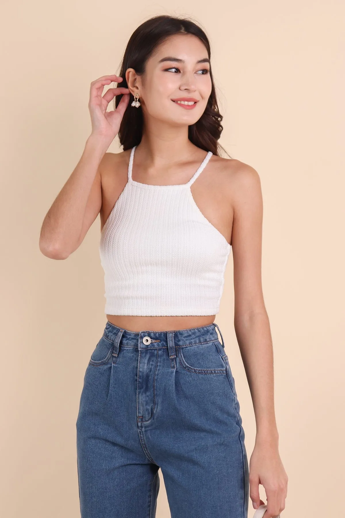 HESTELLE WEAVED KNIT HALTER TOP IN WHITE